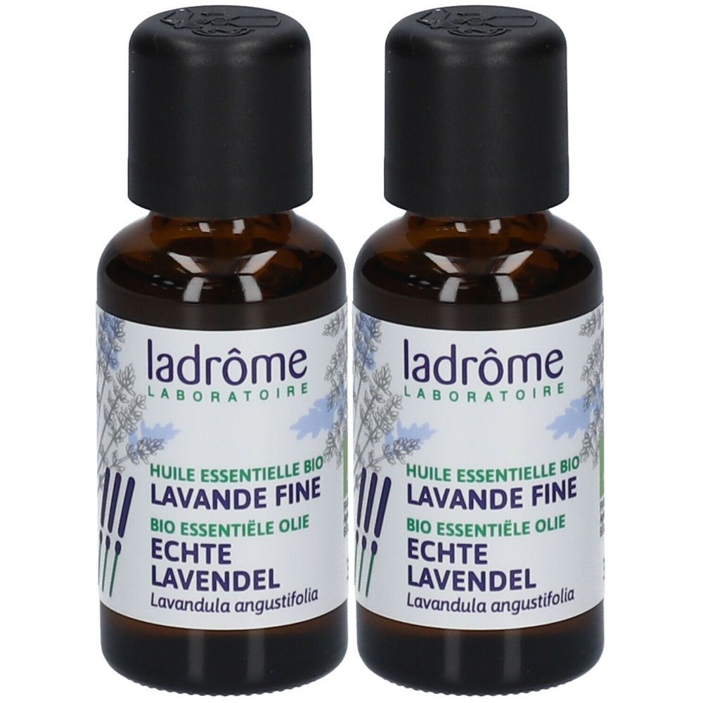 Twee bruine glazen flessen met zwarte dop. Etiket met tekst: Ladrôme, essentiële lavendelolie.
