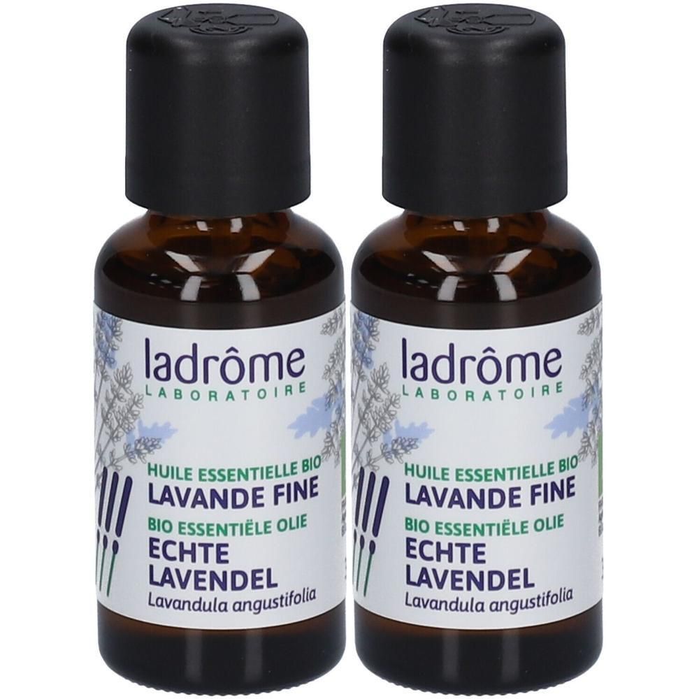 Twee bruine glazen flessen met zwarte dop. Etiket met tekst: "ladrôme laboratoire", "Huile essentielle bio Lavande Fine".