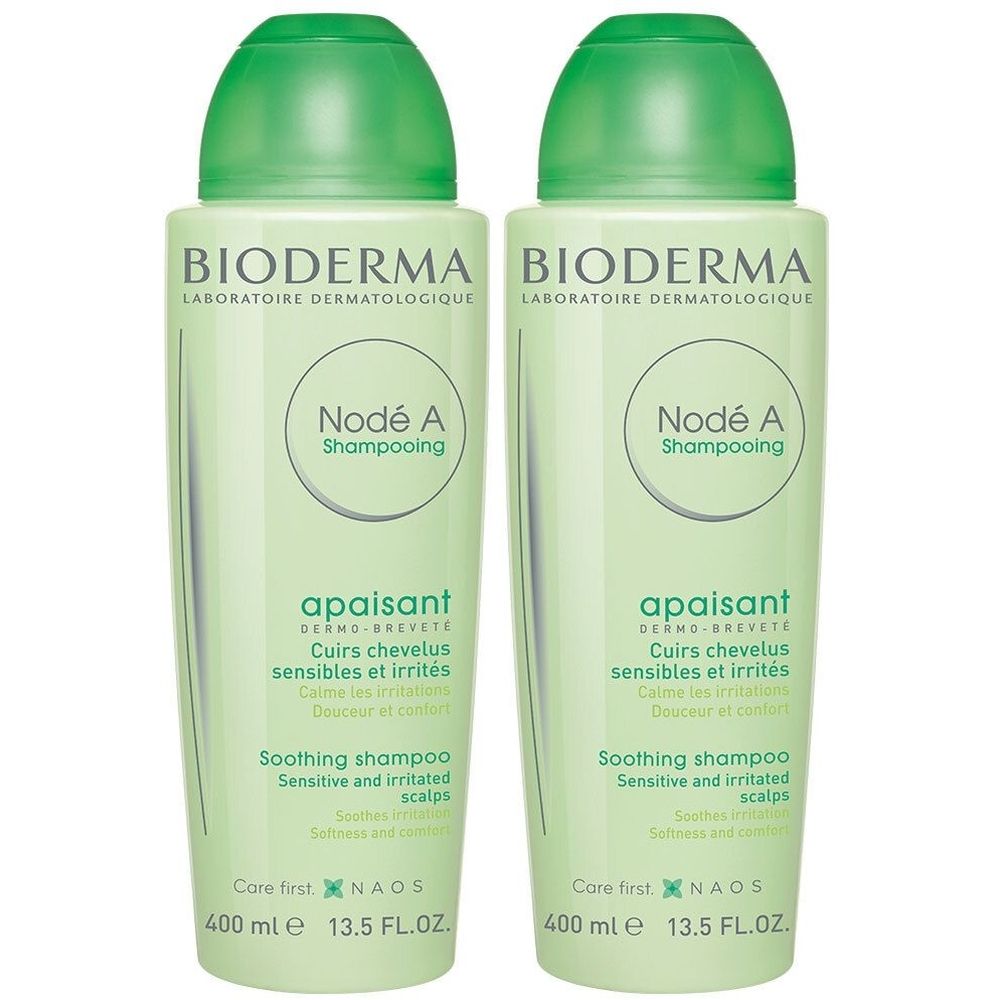 Twee groene flessen Bioderma Nodé A Shampooing. Opschrift: verzachtend, gevoelige hoofdhuid. 400 ml.