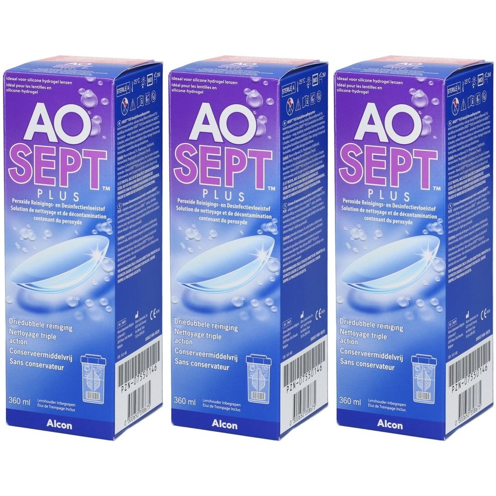 Trois boîtes de solution pour lentilles de contact. Sur chaque boîte, on lit "AO SEPT PLUS" et "Alcon".