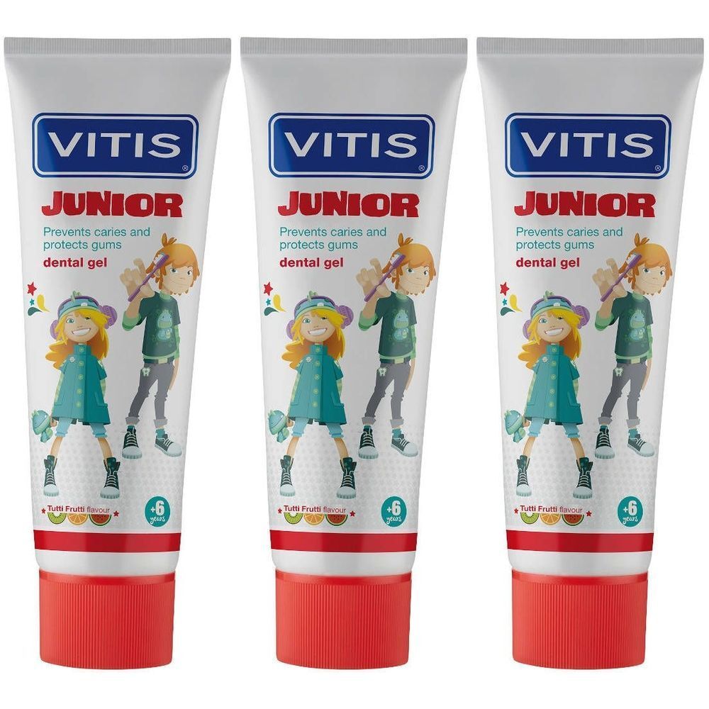 Drie tubes VITIS Junior tandpasta. Witte tubes met rode dop. Bedrukt met logo, kinderillustratie en tekst.