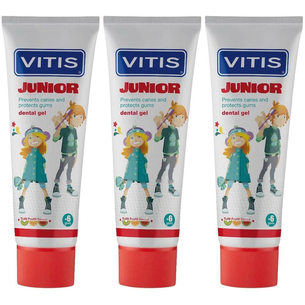 Drie tubes VITIS Junior tandpasta. Witte tubes met rode dop. Bedrukt met logo, kinderillustratie en tekst.