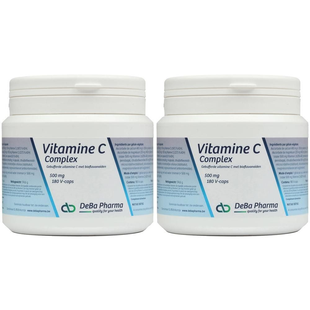 Twee witte potten met etiketten. Opschrift: Vitamine C Complex, 500 mg, 180 V-caps. Merk: Deba Pharma.