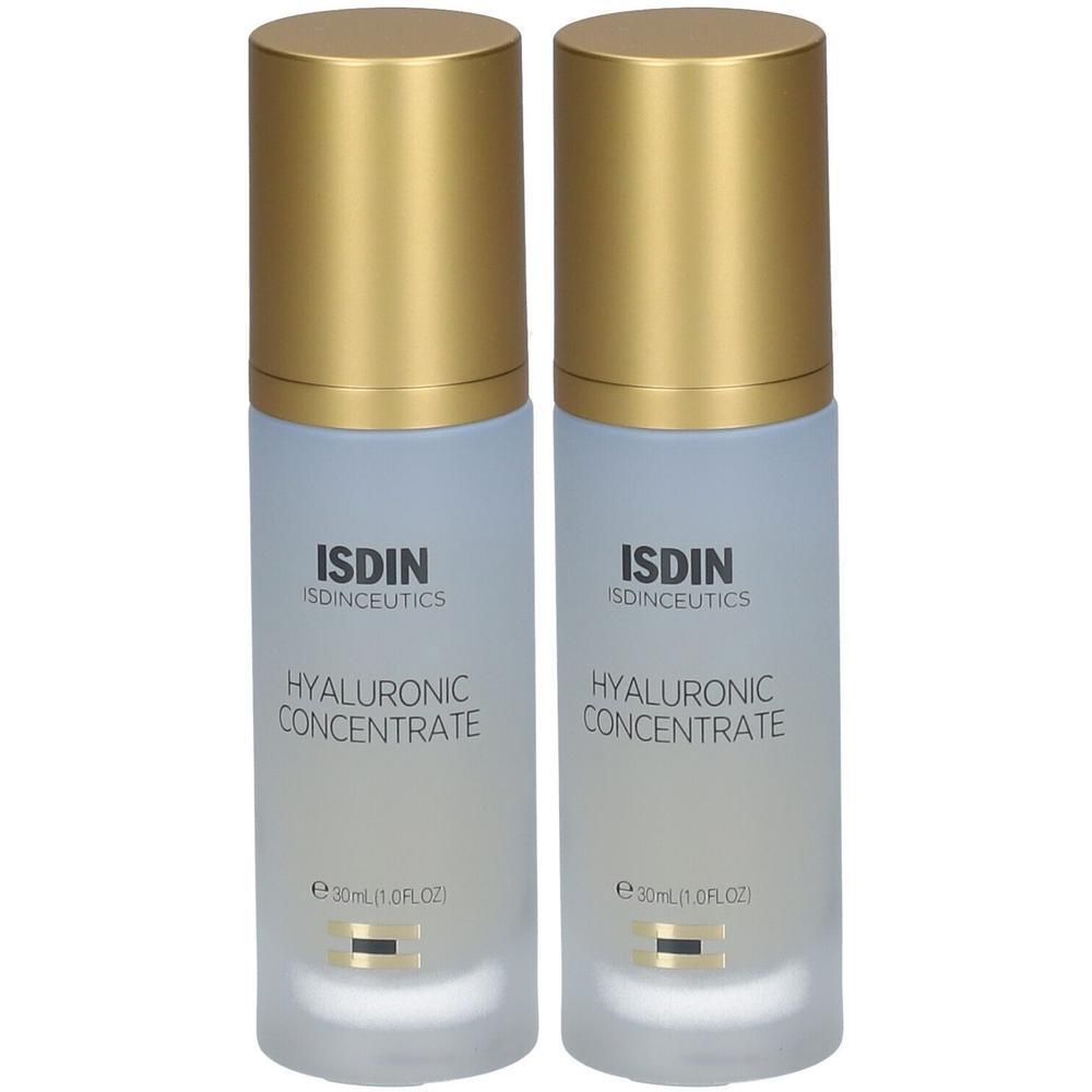 Twee flessen ISDIN Isdinceutics Hyaluronic Concentrate. Blauwe glazen flessen met gouden doppen. Tekst zichtbaar.