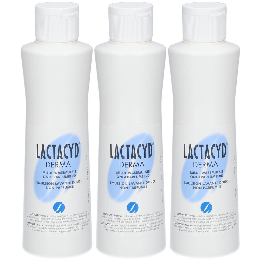 Drie witte flessen Lactacyd Derma. Opschrift: Milde Wasemulsie, ongeparfumeerd, Emulsion lavante douce, non parfumée.