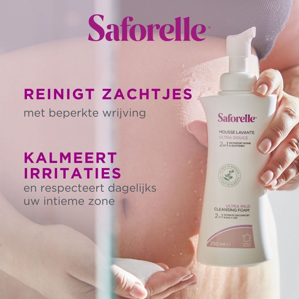 Saforelle reinigingsschuim, fles met pomp, in hand. Tekst: Reinigt zacht, kalmeert irritaties. Achtergrond: Persoon.