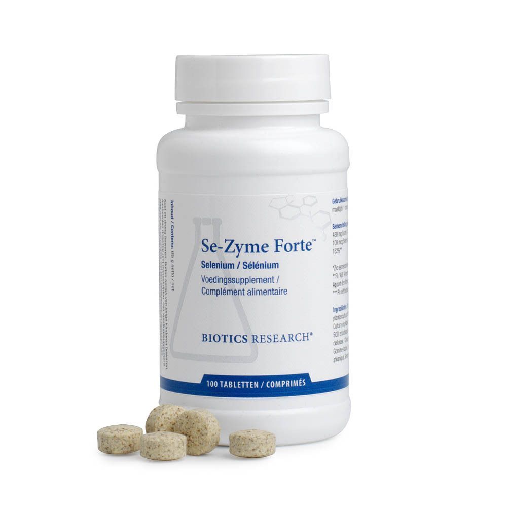 Een witte flacon Se-Zyme Forte™ met een blauw etiket en vier tabletten ervoor.