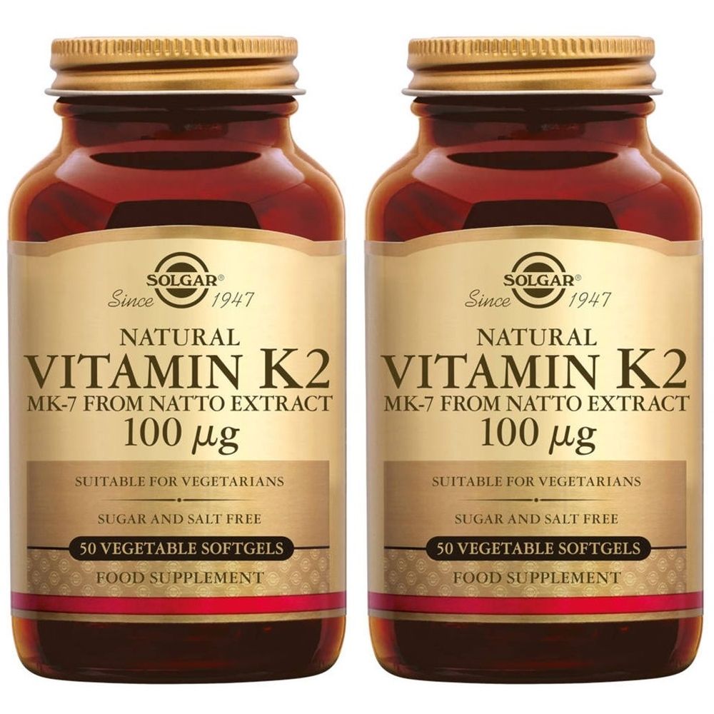 Twee flessen vitamine K2 supplement. Opschrift: Solgar, vitamine K2, 100 mcg, 50 softgels. Geschikt voor vegetariërs.