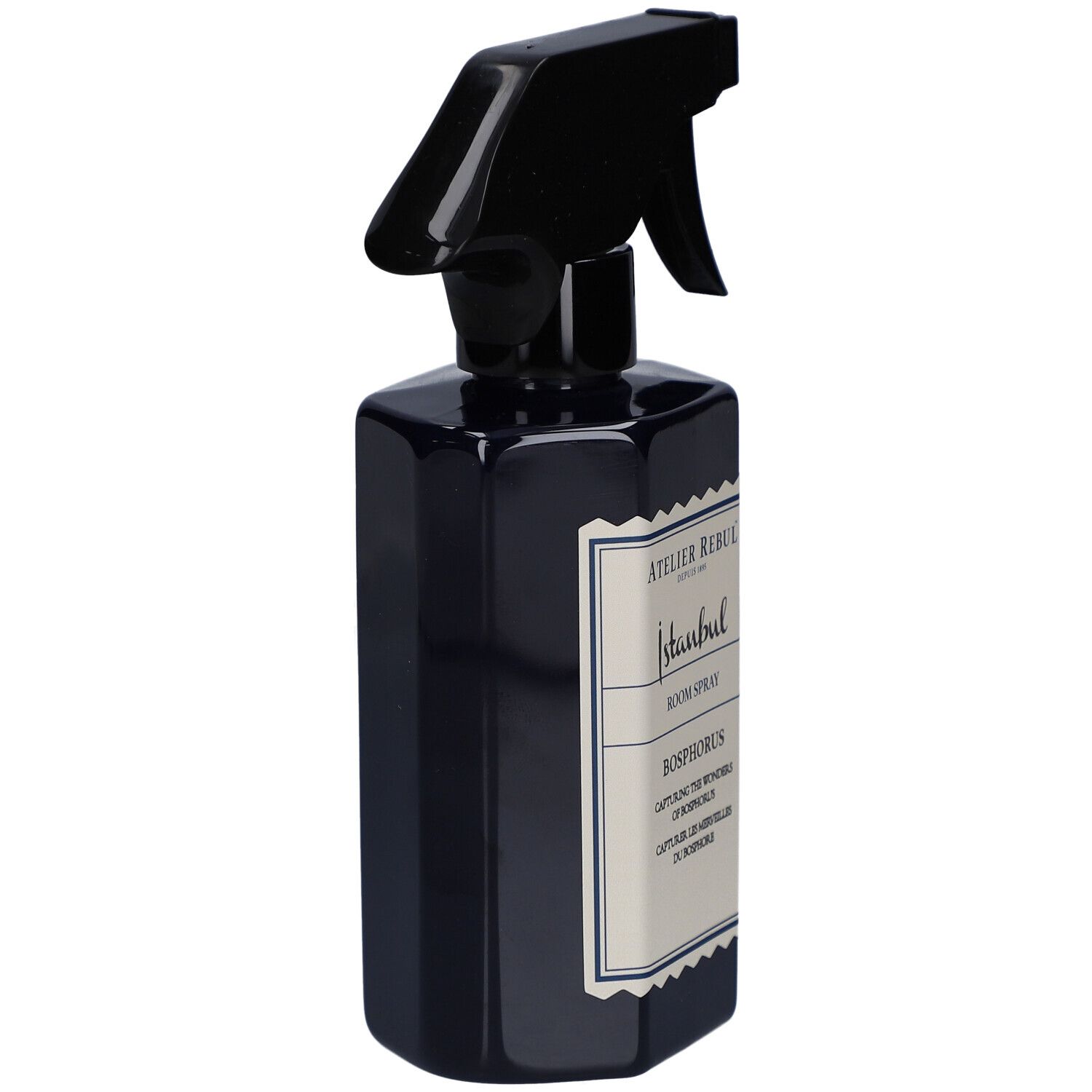 Donkerblauwe sprayfles, zijaanzicht. Zwarte sproeikop. Label met tekst: Atelier Rebul Istanbul, Room Spray, Bosphorus.