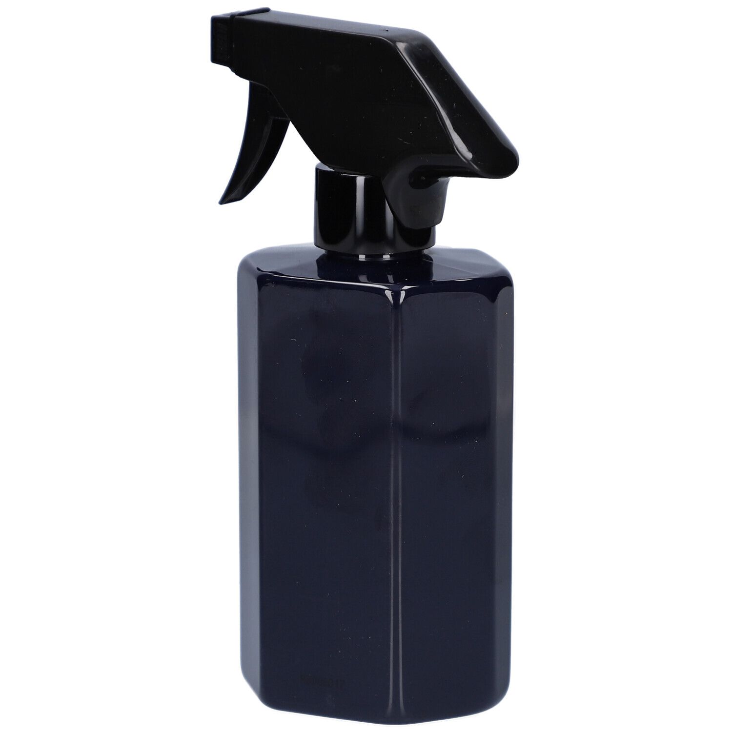 Donkerblauwe sprayfles met zwarte sproeikop. Hoekige vorm. Geen labels zichtbaar.