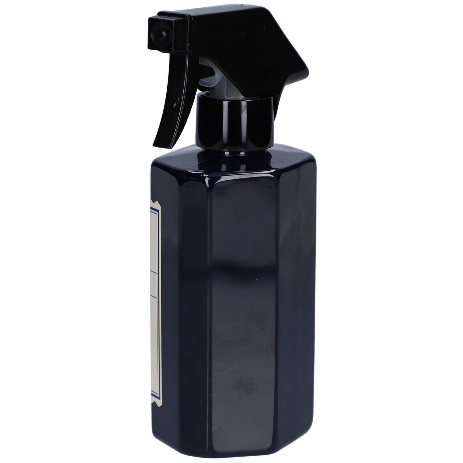 Donkerblauwe sprayfles met zwarte sproeikop. Hoekige vorm. Label gedeeltelijk zichtbaar.
