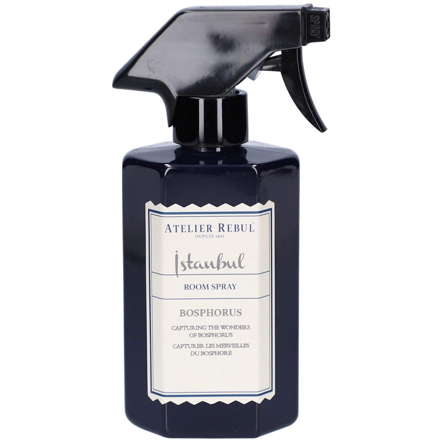 Donkerblauwe sprayfles met zwarte sproeikop. Label met tekst: Atelier Rebul Istanbul, Room Spray, Bosphorus.
