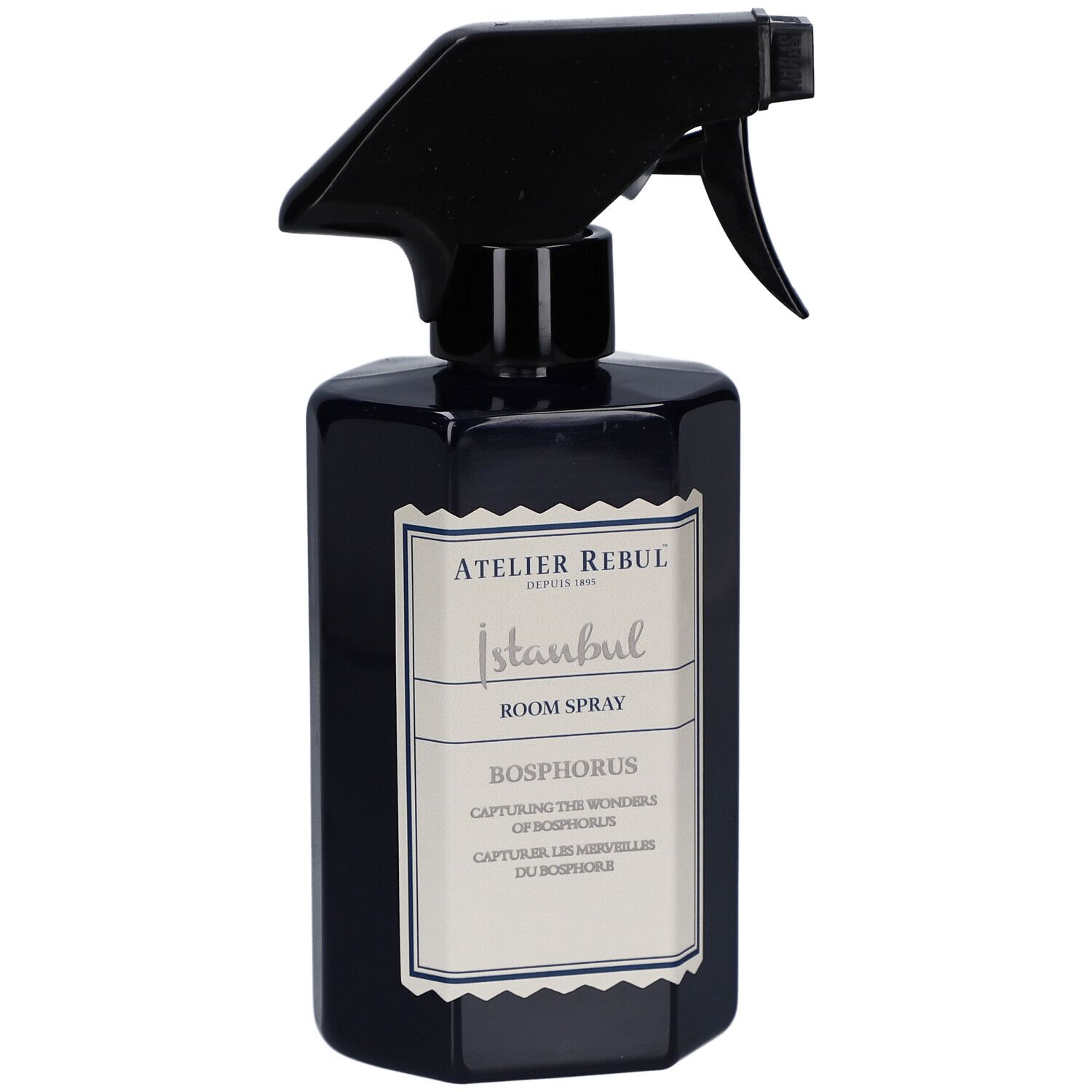 Donkerblauwe sprayfles met zwarte sproeikop. Label met tekst: Atelier Rebul Istanbul, Room Spray, Bosphorus.