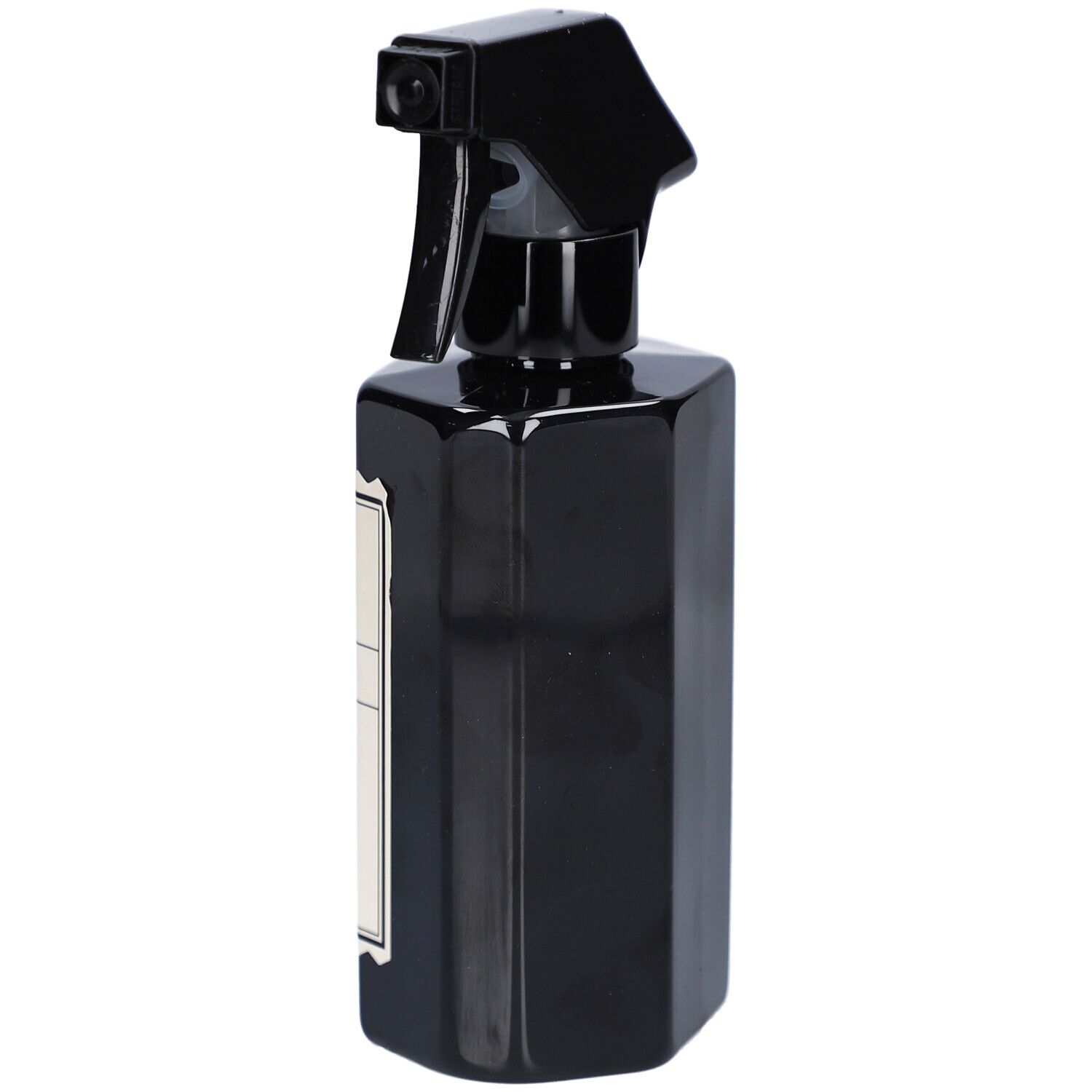 Zwarte spuitfles, zijaanzicht. Etiket gedeeltelijk zichtbaar.