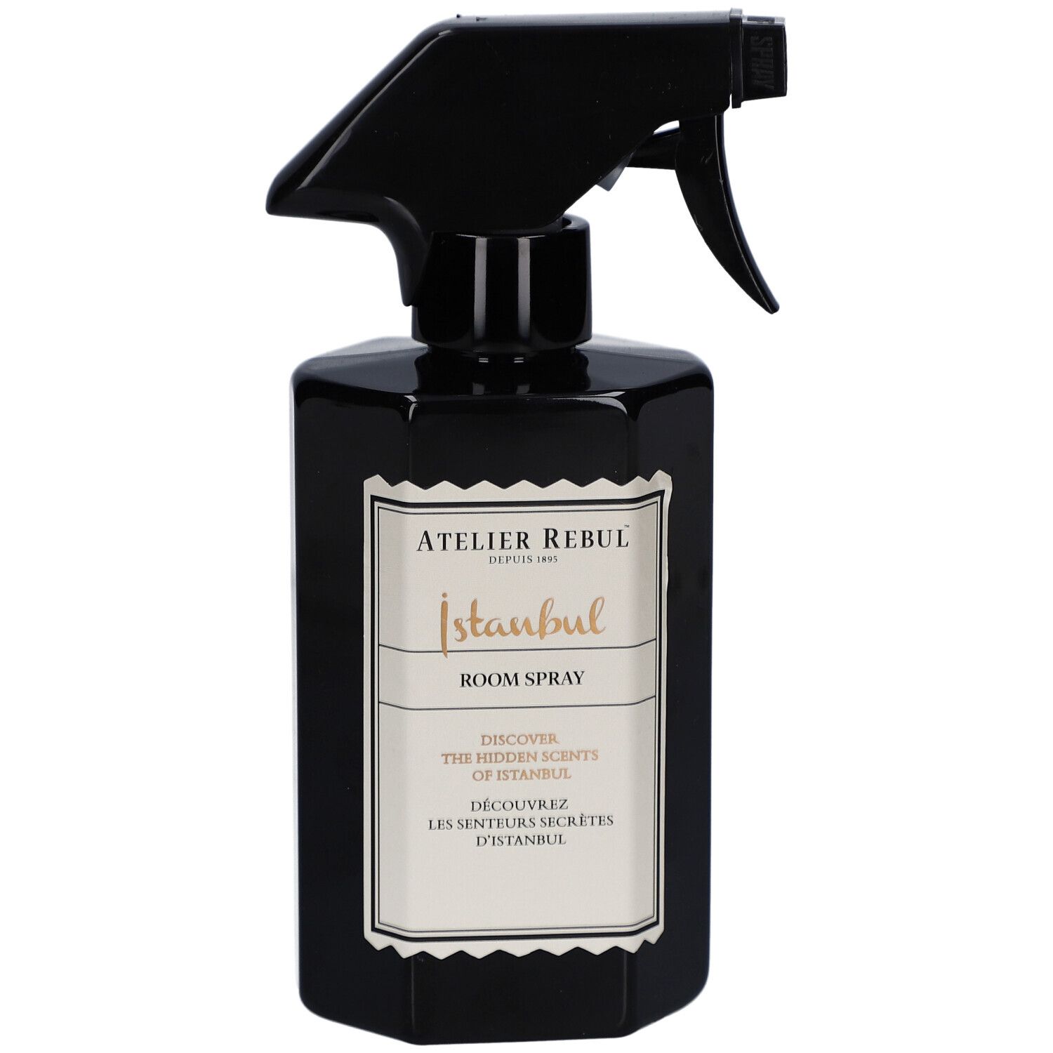 Zwarte spuitfles met wit etiket. Op het etiket staat "Atelier Rebul Istanbul Room Spray".
