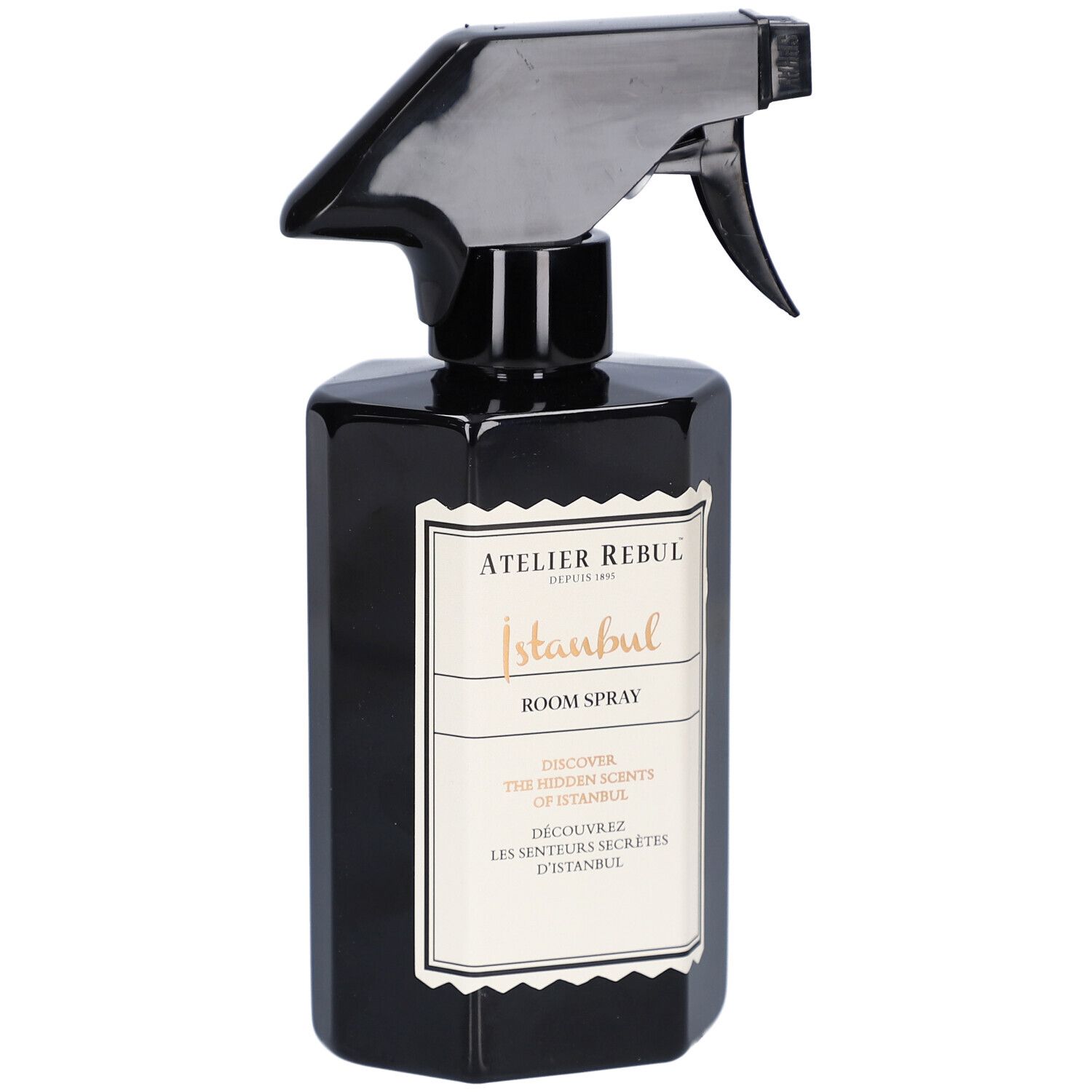 Zwarte spuitfles met wit etiket. Op het etiket staat "Atelier Rebul Istanbul Room Spray".