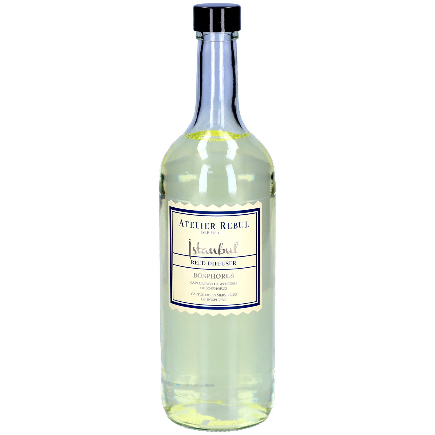 Flacon en verre avec bouchon noir et étiquette. Inscription : Atelier Rebul Istanbul Reed Diffuser Bosphorus.
