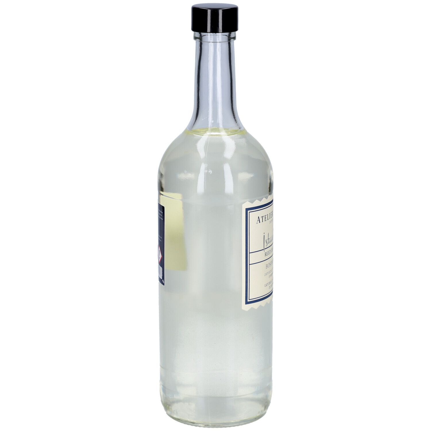 Glazen fles met zwarte dop en etiket. Zijaanzicht. Opschrift: Atelier Rebul, Istanbul Bosphorus, Reed Diffuser.