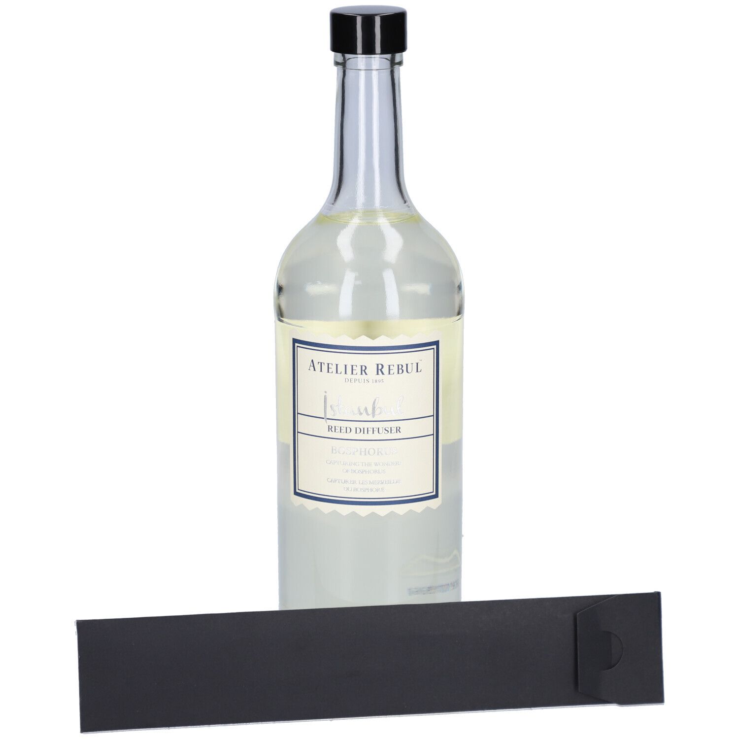 Glazen fles met zwarte dop, etiket en zwarte verpakking. Opschrift: Atelier Rebul, Istanbul Bosphorus.