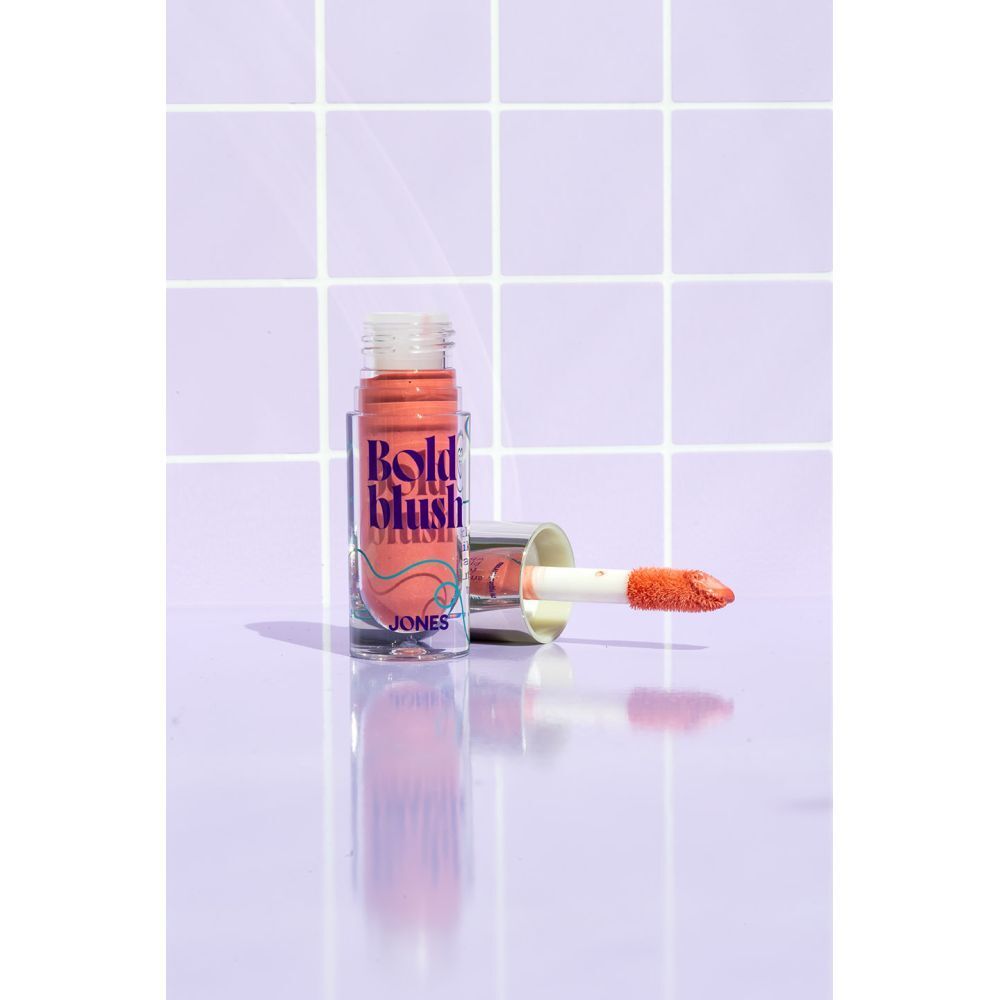 Vloeibare blush met applicator. Opschrift: Bold blush, JONES. Fles en applicator.