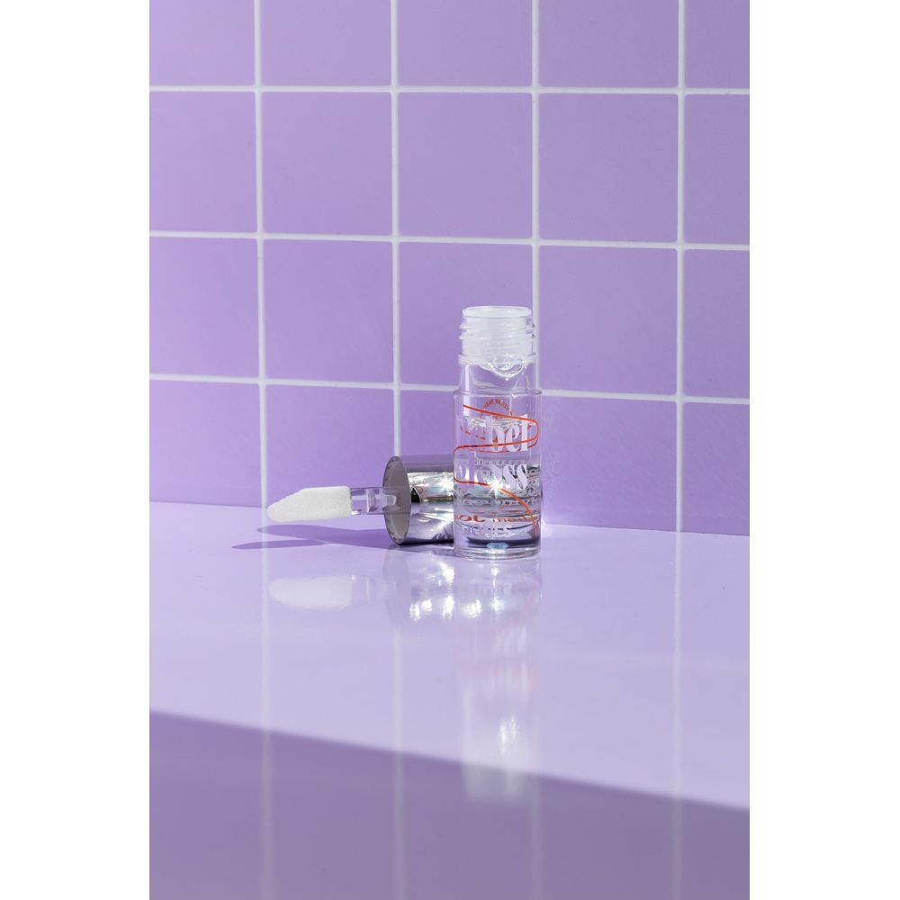 Product met applicator op paarse tegels. Opschrift Rebel Gloss.