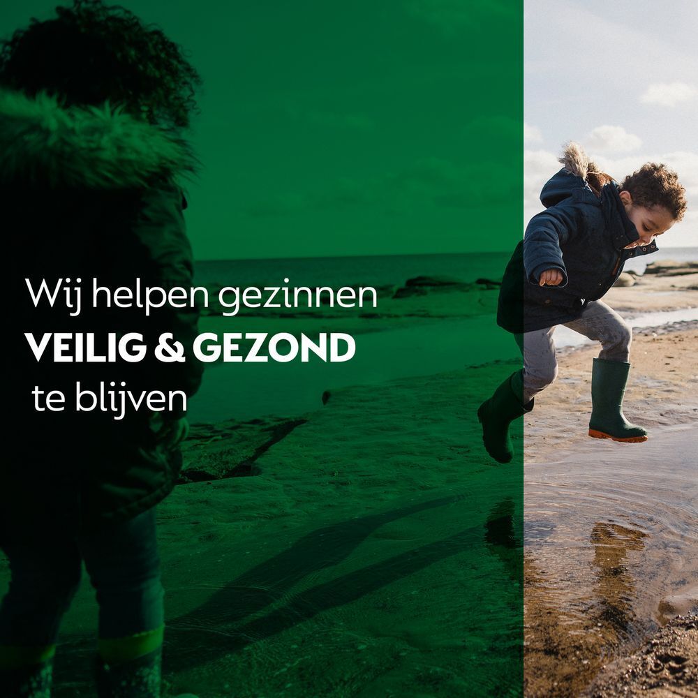 Kind springt over een plas op het strand. Tekst: Wij helpen gezinnen veilig en gezond te blijven.