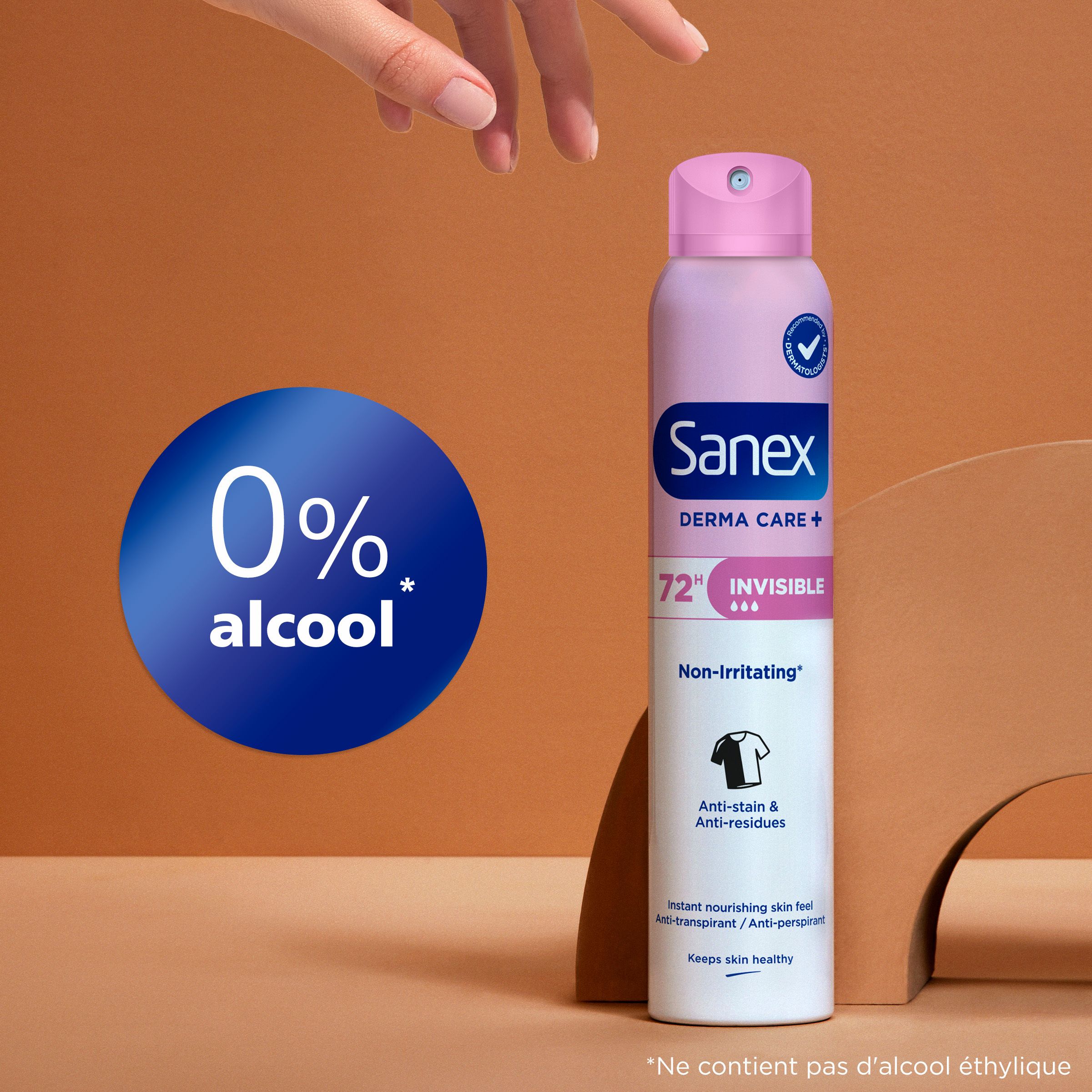 Sanex Dermo Invisible Spray Antitranspirant. Flacon rose avec tête rose. Texte: Formule non-irritante.