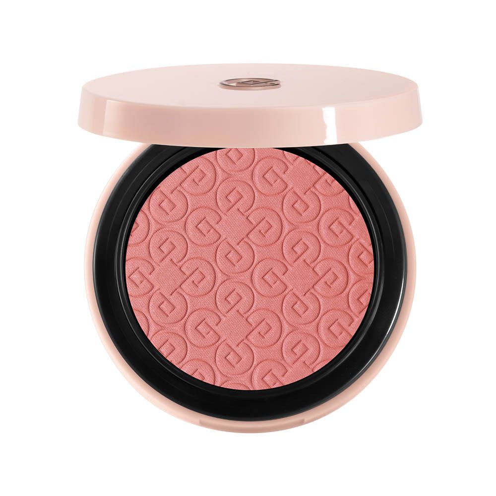 Boîtier de blush rond ouvert. Teinte rose, gaufrée avec logo. Couvercle ouvert.