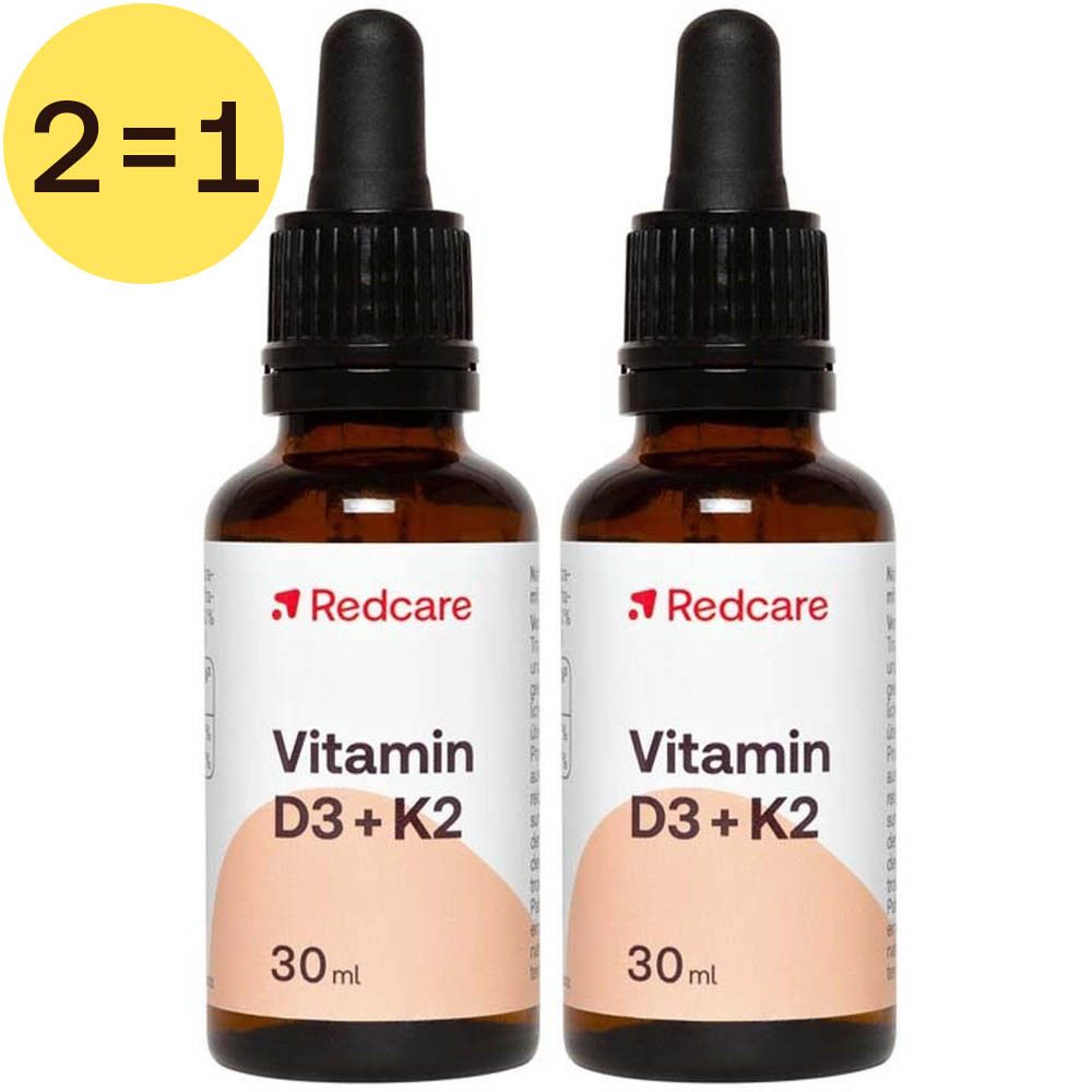 Twee flessen Redcare Vitamine D3 + K2 met druppelaar. Opschrift: Vitamine D3 + K2, 30 ml. Gele cirkel met "2=1". 