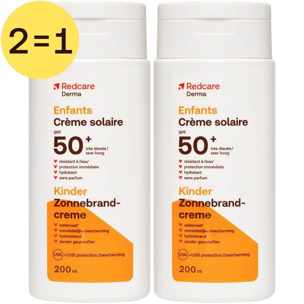 Twee flessen Redcare Crème solaire pour enfants, SPF 50+. Witte flessen met oranje etiketten. Opschrift: Kinder Zonnebrandcrème.