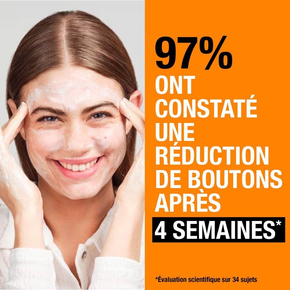 Femme avec mousse blanche sur le visage. Texte sur la réduction des boutons après 4 semaines.