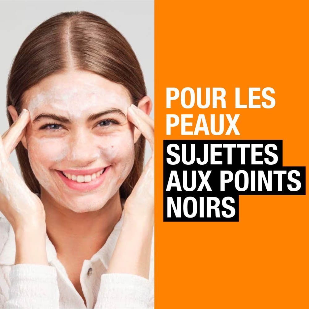 Femme avec de la crème sur le visage. Texte : Pour les peaux sujettes aux points noirs.