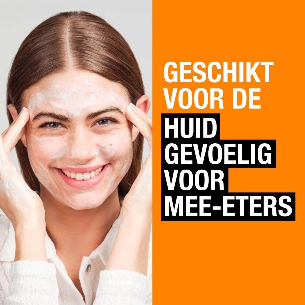 Vrouw met crème op haar gezicht. Tekst: Voor de huid die gevoelig is voor mee-eters.