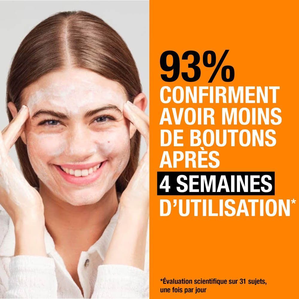 Femme avec produit sur le visage. Texte: 93% moins de boutons après 4 semaines. Évaluation scientifique.