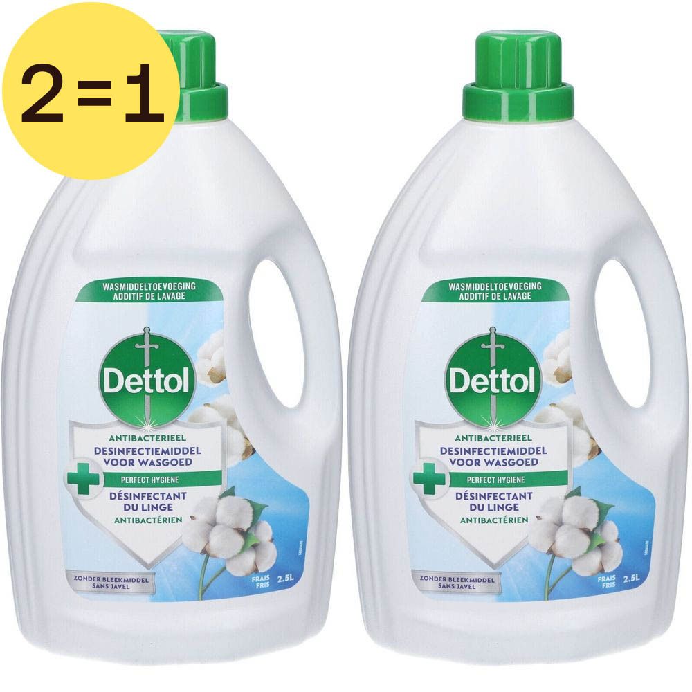 Deux flacons de désinfectant textile Dettol. Flacons blancs avec bouchon vert et étiquette. Inscription : Dettol, 2=1.