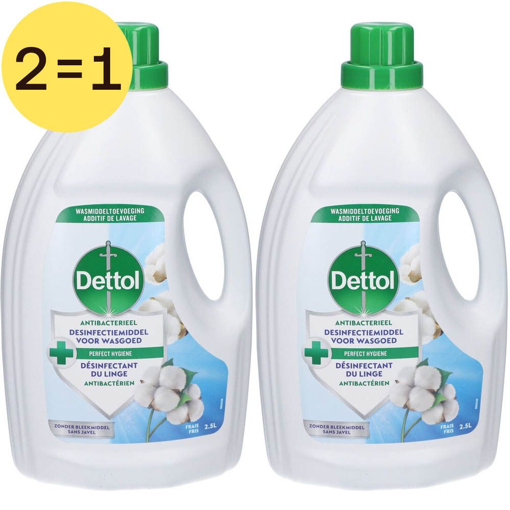Deux flacons de désinfectant textile Dettol. Flacons blancs avec bouchon vert et étiquette. Inscription : Dettol, 2=1.