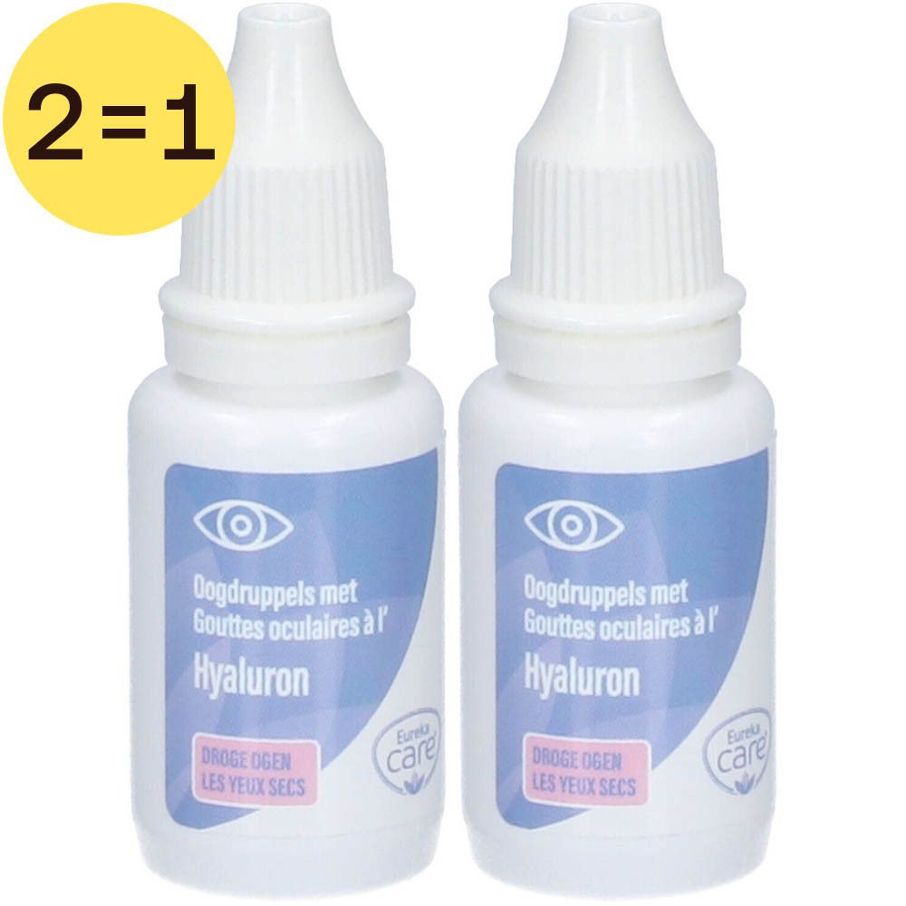 Twee witte flessen oogdruppels. Blauwe etiketten met tekst en oog-symbool. Gele sticker met "2=1".
