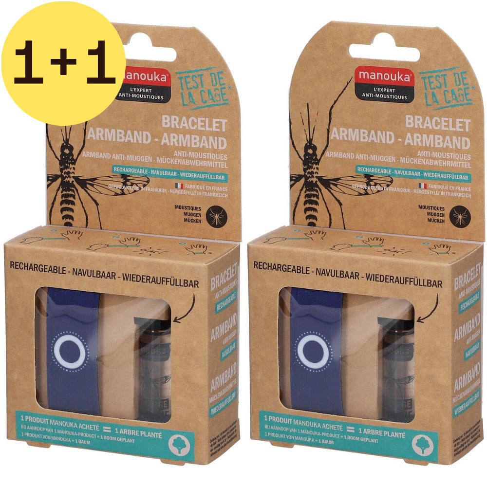 Twee verpakkingen Manouka armbanden. Bruine dozen met blauwe elementen. Tekst: "2=1", "Armband". 