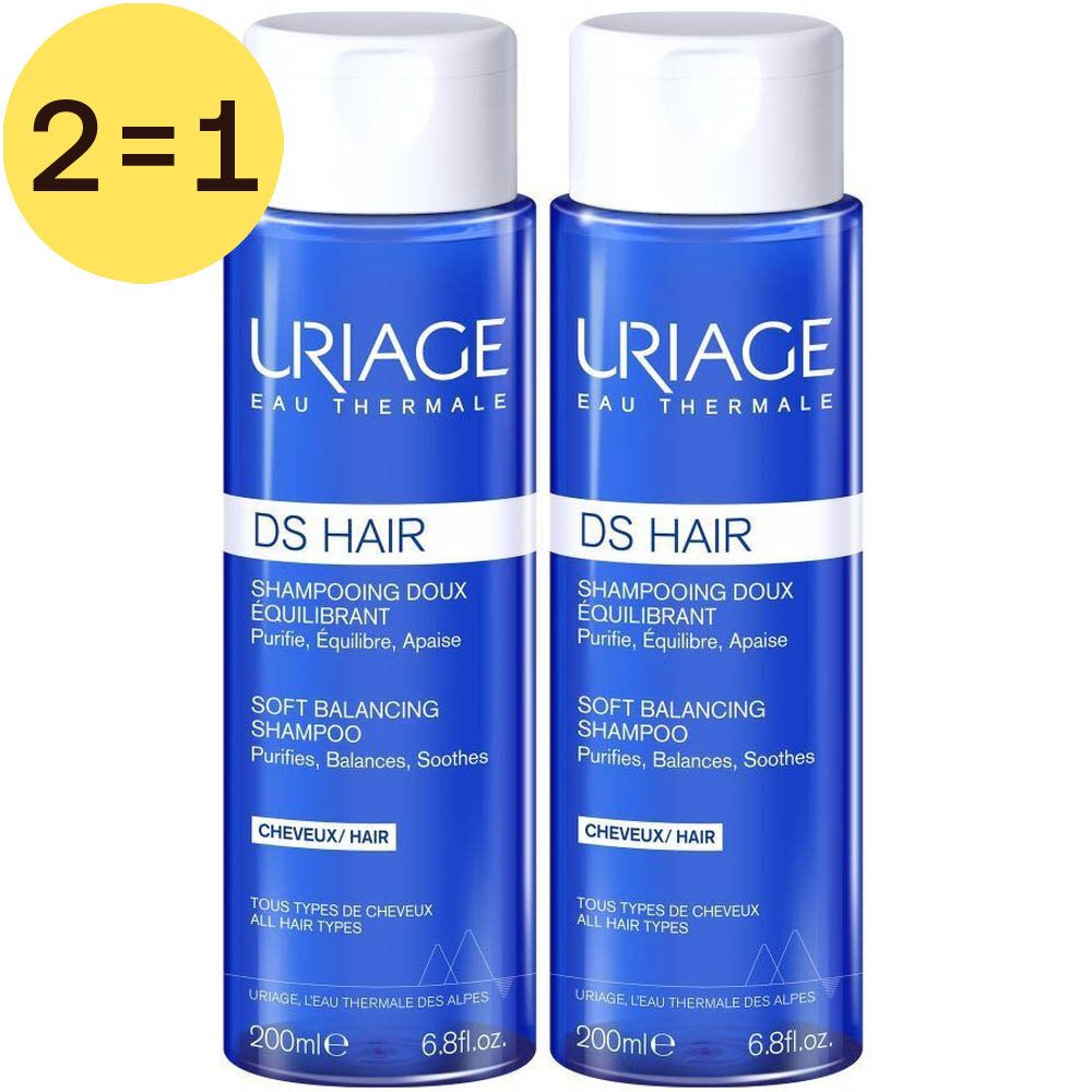 Twee flessen Uriage DS Hair Shampooing Doux Équilibrant. Blauwe flessen met witte dop. Opschrift: DS HAIR, Shampooing Doux Équilibrant. 2=1 in geel.