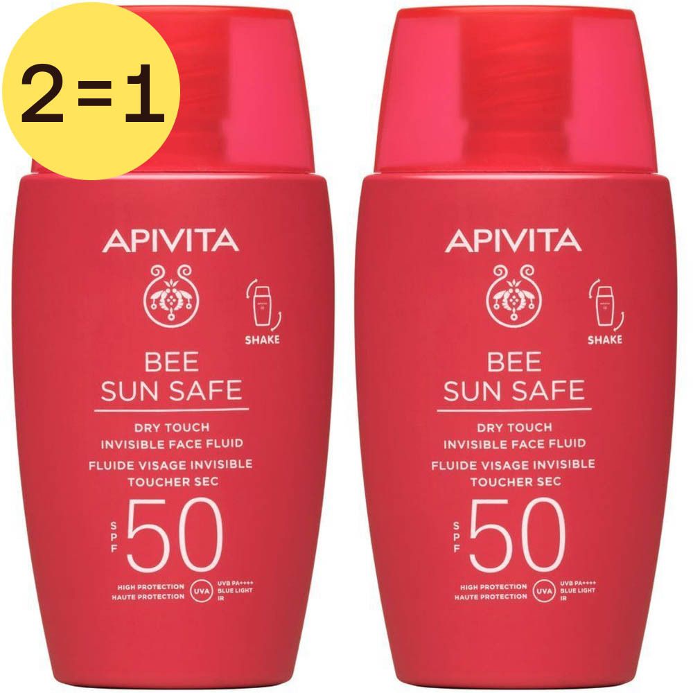 Twee rode flacons zonnebrandcrème. Op elke flacon staat "APIVITA BEE SUN SAFE". Opschrift: "SPF 50". Gele sticker: "2=1". 
