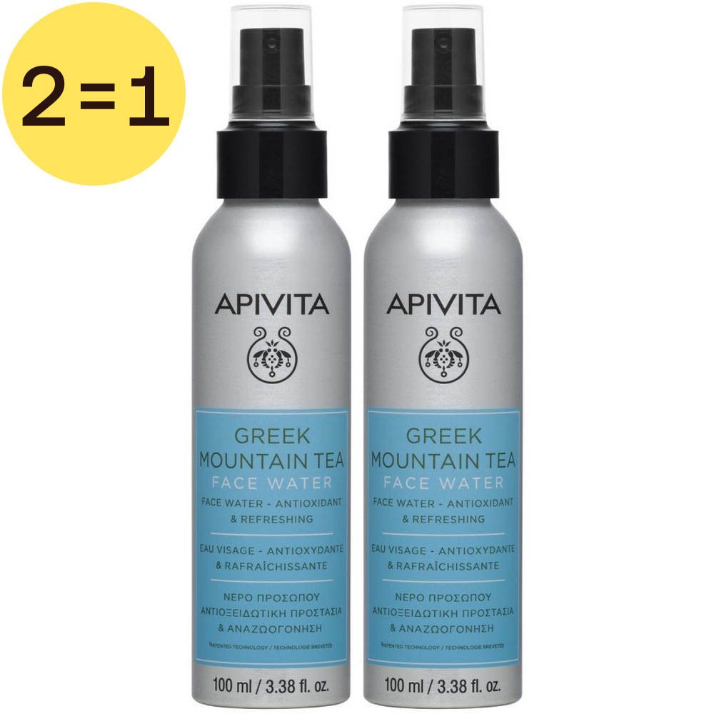 Twee zilverkleurige spuitflessen met zwarte sproeikop. Opschrift: APIVITA, GREEK MOUNTAIN TEA FACE WATER. Geel label: 2=1.