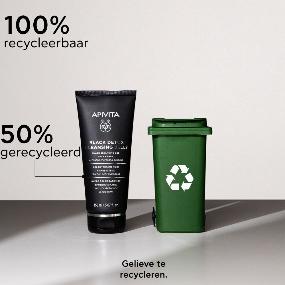 Een tube APIVITA Black Detox reinigingsgel naast een groene vuilnisbak. Tekst: 100% recyclebaar, 50% gerecycled.