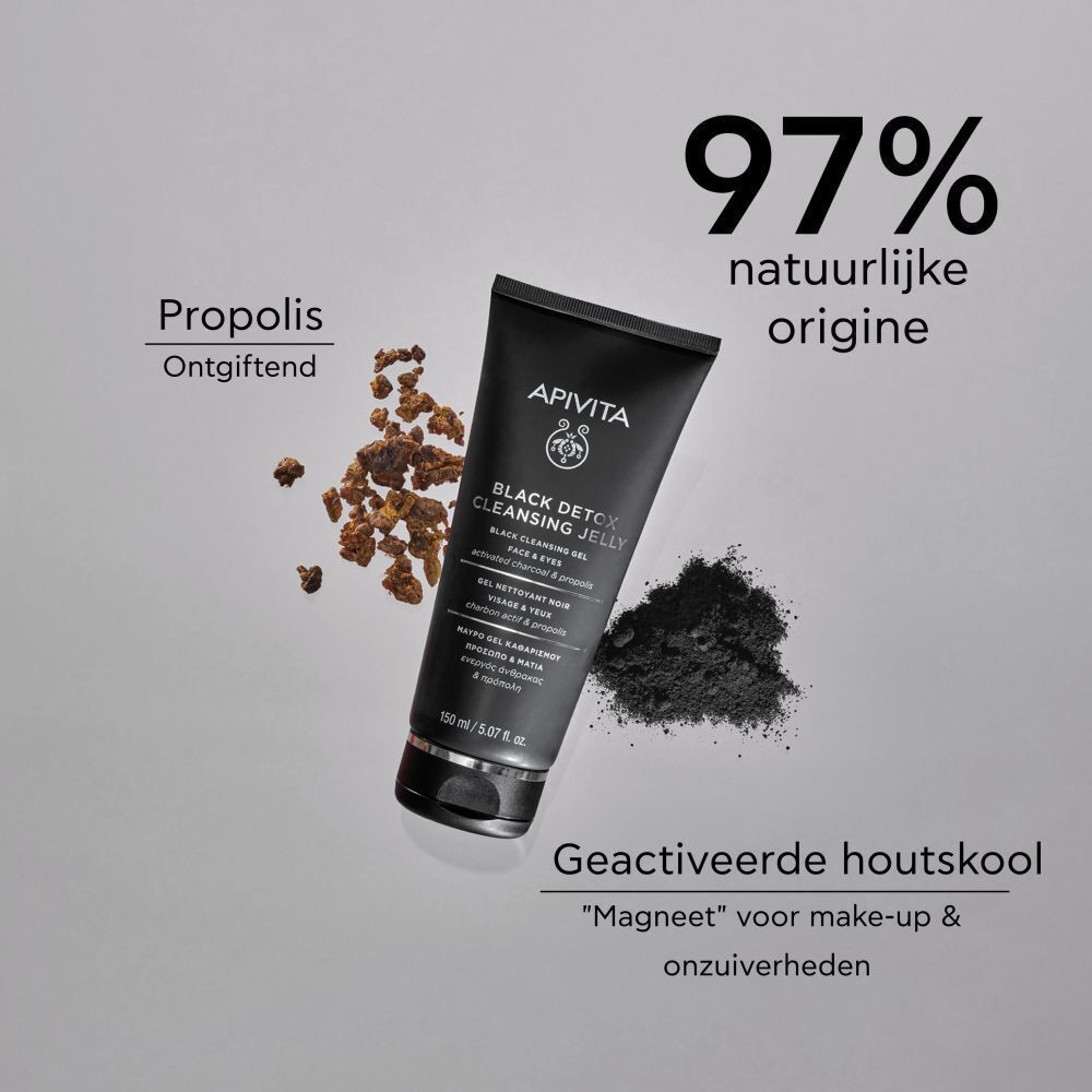 Een tube APIVITA Black Detox reinigingsgel, ernaast actieve kool en propolis. Tekst: 97% natuurlijke oorsprong.