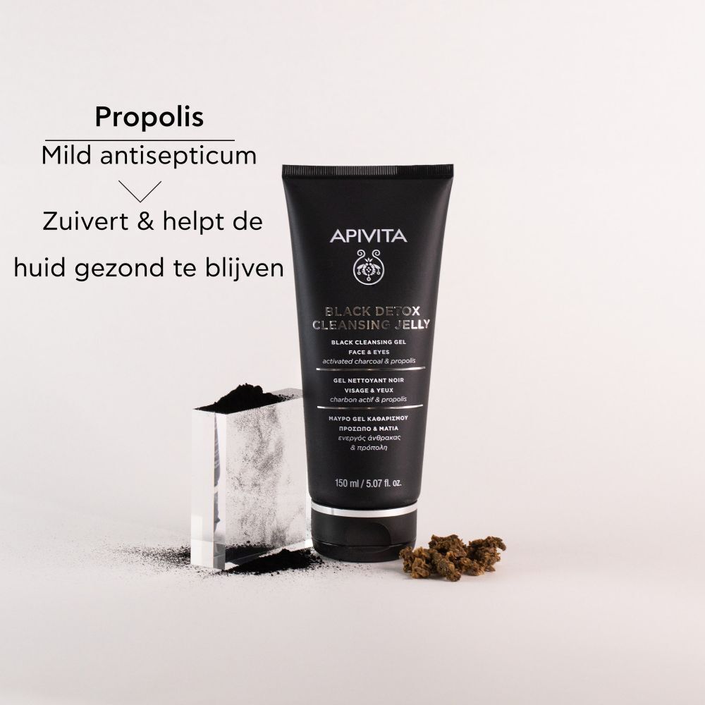 Een tube APIVITA Black Detox reinigingsgel, ernaast actieve kool en propolis. Tekst: Zuivert en helpt de huid gezond te houden.