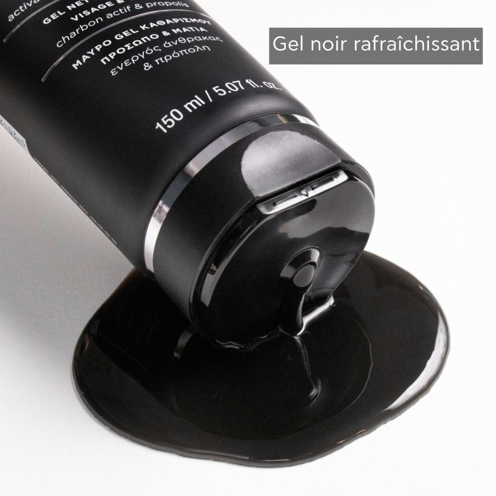 Du gel noir coule d'un tube de gel nettoyant APIVITA Black Detox.