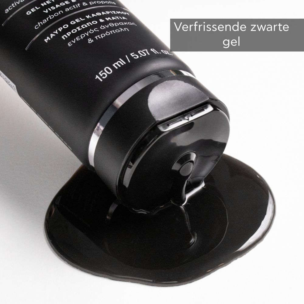 Zwarte gel vloeit uit een tube APIVITA Black Detox reinigingsgel.