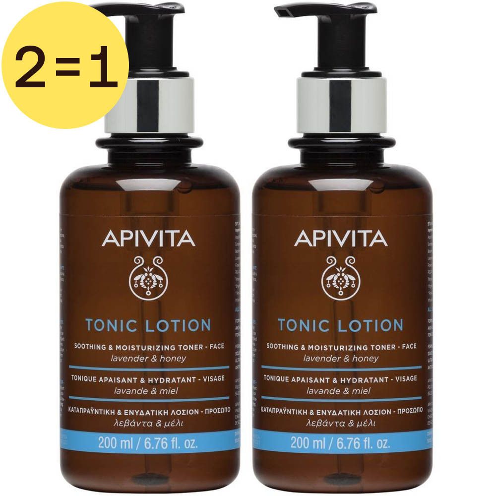 Twee bruine flessen met zwarte pomp. Opschrift: APIVITA, Tonic Lotion, lavendel & honing. Gele cirkel met "2=1".