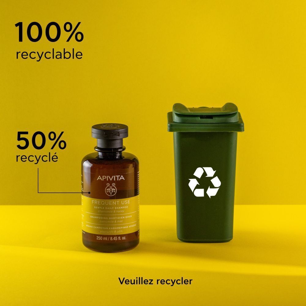 Flacon de shampooing à côté d'une poubelle verte. Texte : 100% recyclable, 50% recyclé, Veuillez recycler.