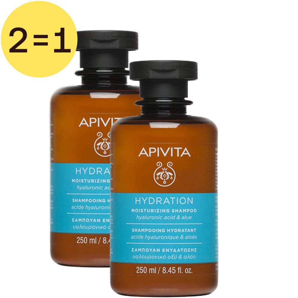 Deux flacons de shampooing. Flacons bruns avec bouchons noirs. Étiquettes bleues avec texte blanc. Inscription : APIVITA, HYDRATION.