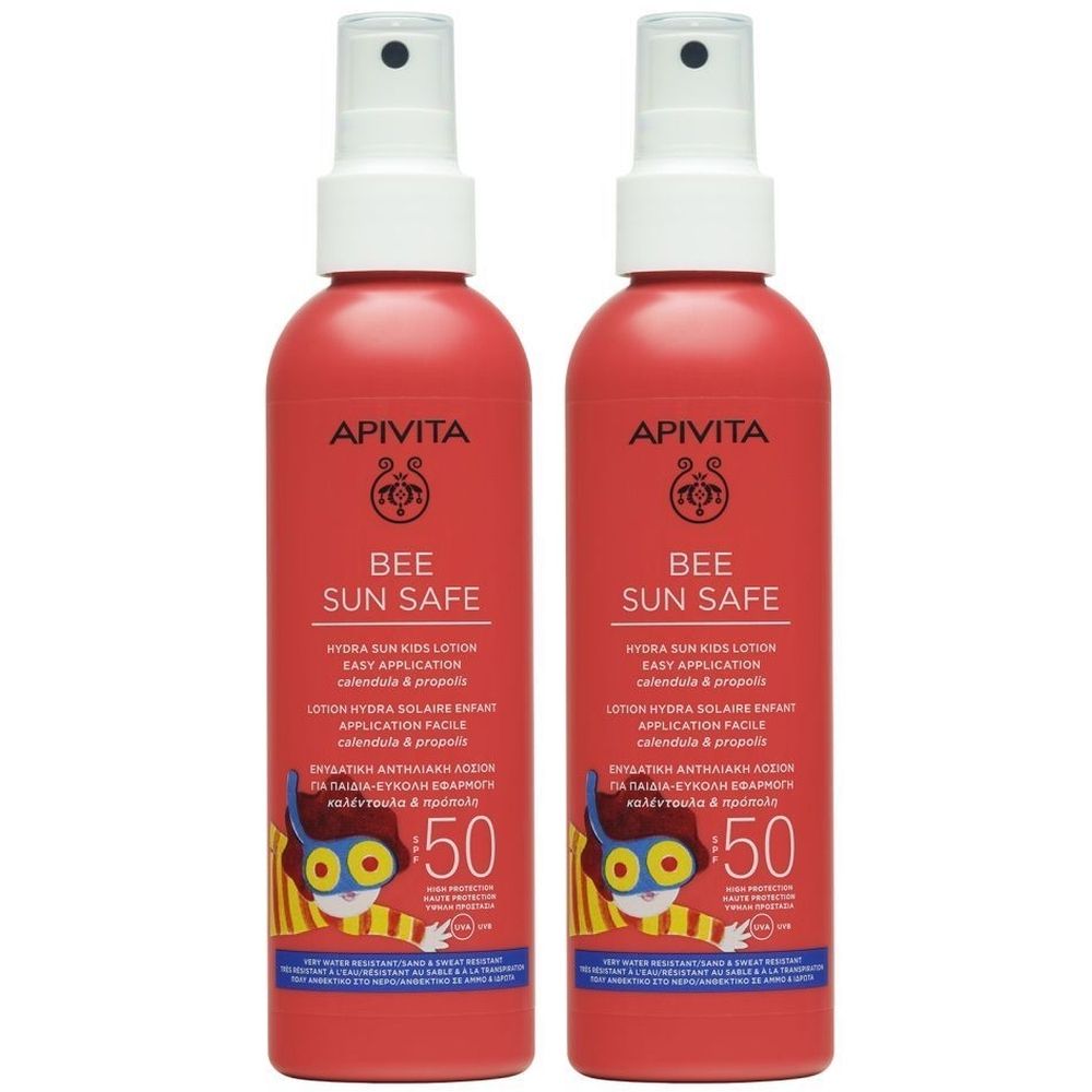 Deux flacons rouges avec vaporisateur. Inscription: APIVITA BEE SUN SAFE, Hydra Sun Kids Lotion, SPF 50. Illustration d'un enfant avec un masque de plongée.